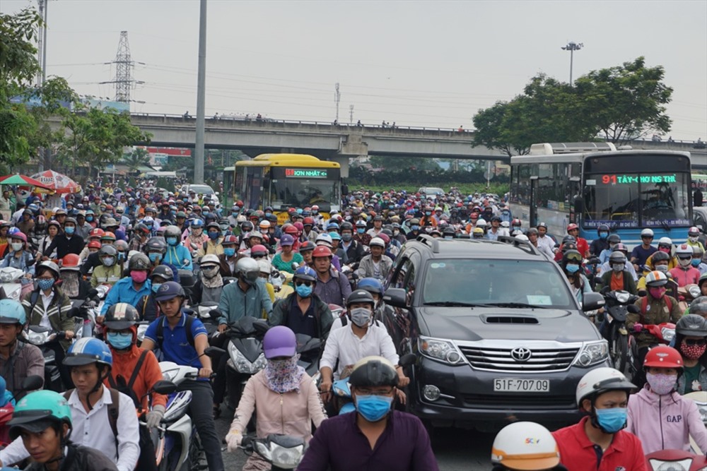 Từ 7h sáng, xe cộ đông đúc đổ về cầu Bình Triệu vào trung tâm TPHCM học tập và làm việc khiến giao thông dưới chân cầu bị ùn tắc.
