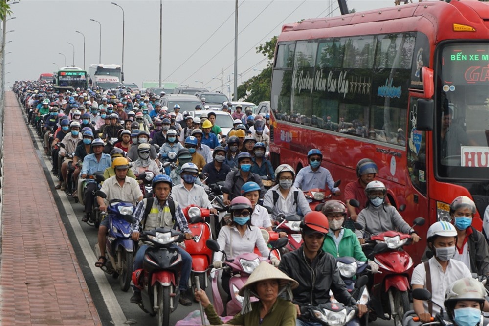 Nguyên nhân cầu Bình Triệu kẹt xe khủng khiếp một phần do kẹt xe trên đường Đinh Bộ Lĩnh. Tại khu vực Đinh Bộ Lĩnh-Nguyễn Xí bị ngập nước khiến giao thông hỗn loạn, xe cộ ùn ắc kéo dài tới cầu Bình Triệu.