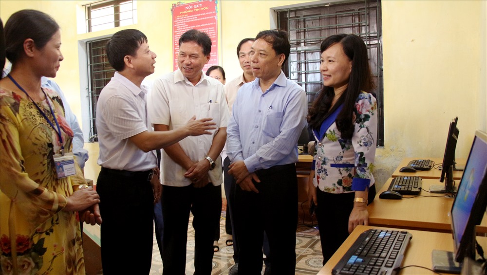 Các đại biểu tham quan phòng tin học của Trường Tiểu học Hương Nộn.