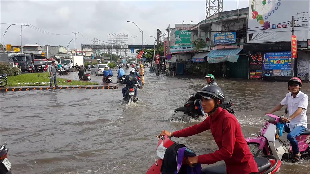 Do trận mưa lớn và kéo dài suốt từ đêm đến rạng sáng, vòng xoay An Lạc (quận Bình Tân) sáng nay mênh mông nước. Ảnh: T.S