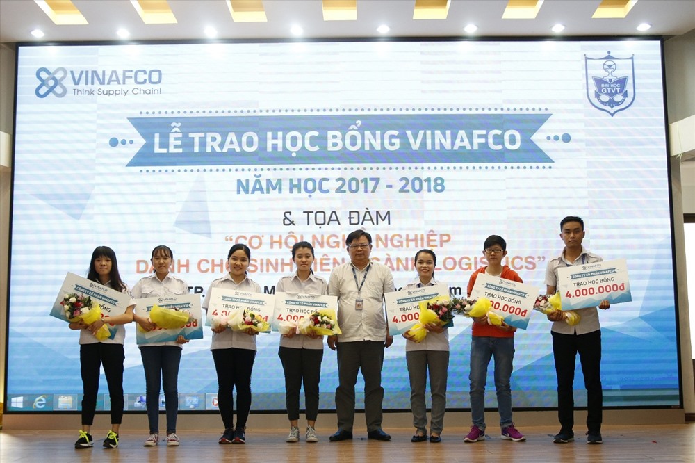 Ông Nguyễn Hoàng Giang – TGĐ Công ty CP Vinafco trao học bổng cho các em sinh viên xuất sắc