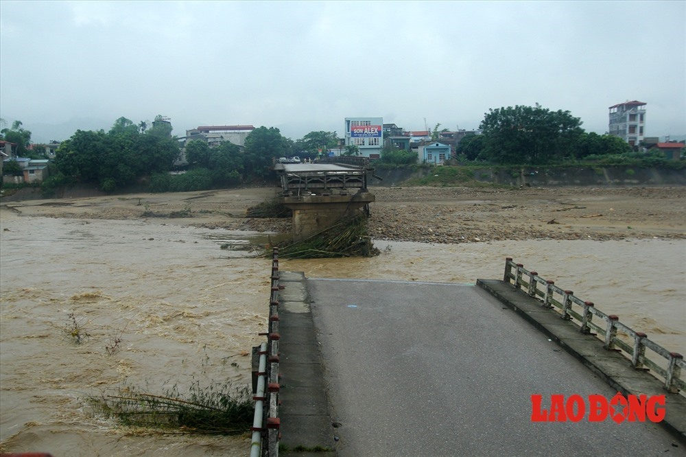 Cầu Ngòi Thia bị sập trưa 11.10.