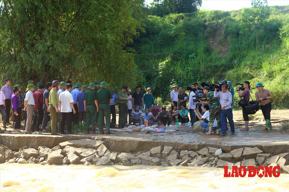 Sự thăm hỏi của Phó Thủ tướng Trương Hòa Bình khiến gia đình nạn nhân Hoàng Văn Quân rất xúc động.