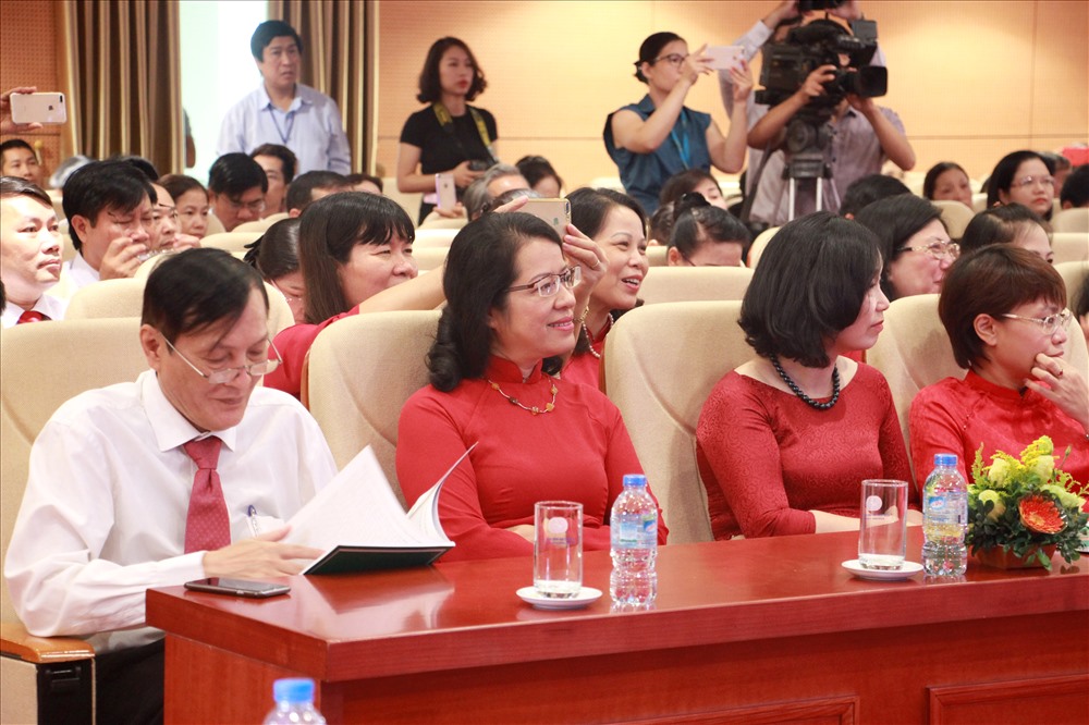 Bà Nguyễn Thị Phượng (thứ hai, từ trái sang) Phó Tổng giám đốc - 1 lãnh đạo nữ trong Ban điều hành của Agribank. Ảnh Agribank