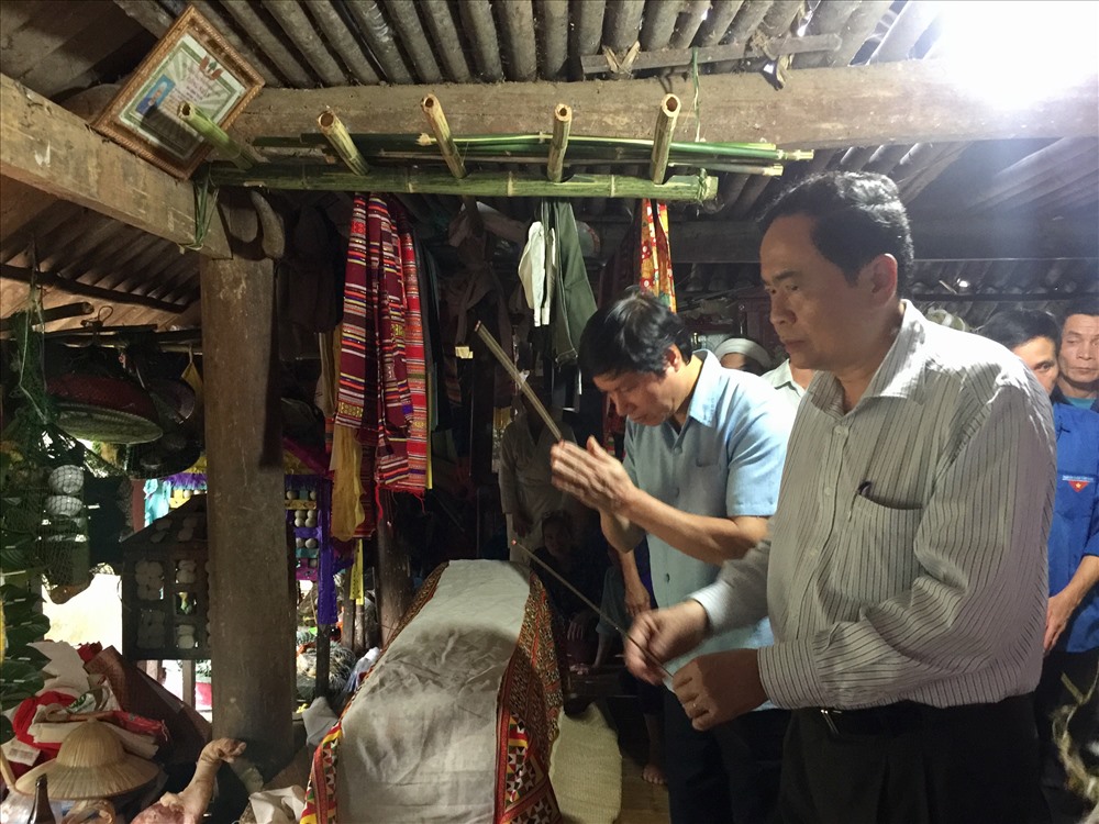 Đồng chí Trần Thanh Mẫn thắp hương cho nạn nhân Đinh Công Sinh