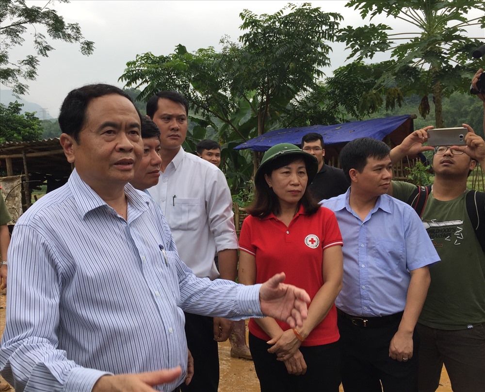 Đồng chí Trần Thanh Mẫn động viên các chiến sĩ tham gia cứu nạn