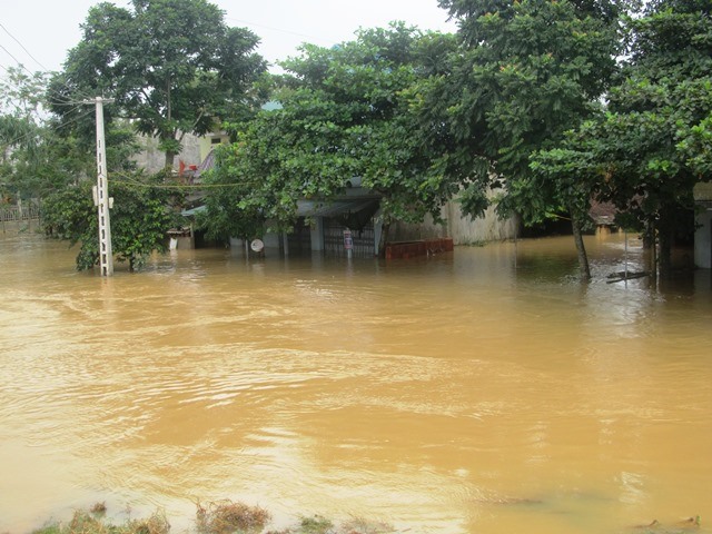 Đến chiều 13.10, dù nước đã rút nhưng tuyến giao thông huyết mạch vẫn bị cô lập, hàng nghìn ngôi nhà ở đang chìm trong nước. (Ảnh: HT)