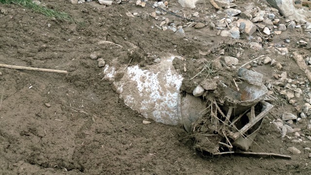 Một xe bồn trộn bê tông chìm dưới bùn đất.