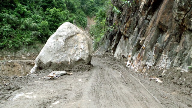 Tảng đá lớn chiếm nửa đường đi.