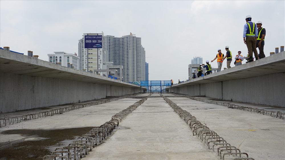 Theo kế hoạch, ngày 23.10 công tác lắp đặt đường ray ở đoạn trên cao tuyến metro số 1 Bến Thành Suối Tiên. 