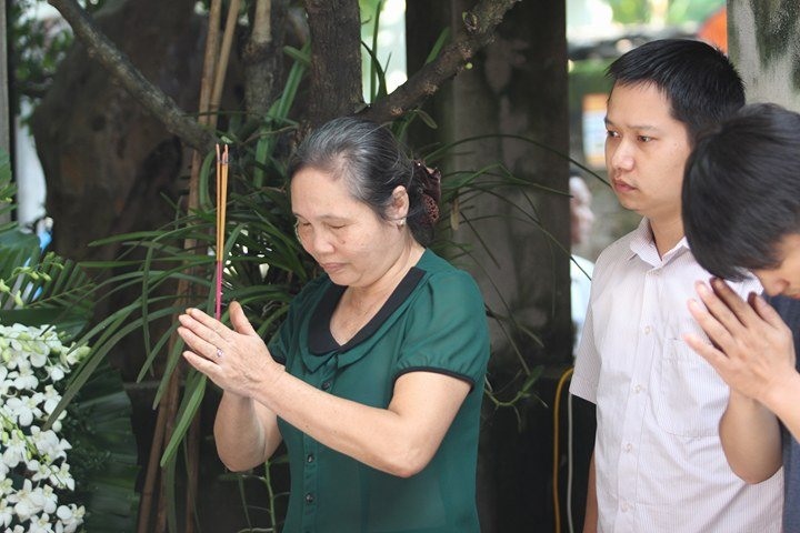 Cô Đinh Thị Kim Yến, giáo viên chủ nhiệm lớp 9, trường THCS Ninh Thành cùng tập thể học sinh vào viếng anh Dư.