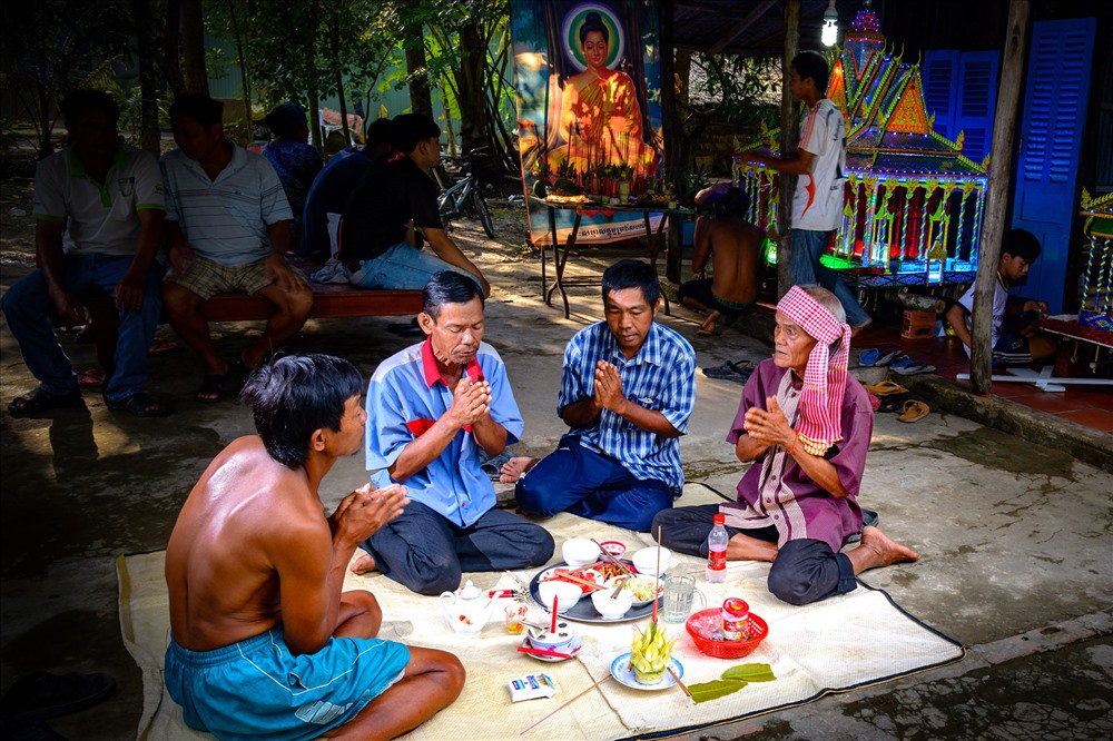 Tạ ơn - ánh sáng của tự nhiên cũng như ánh sáng trong truyền thuyết đã rọi trong tiềm thức người Khmer: đêm rằm tháng chín theo Phật lịch phải thả đèn Loi Protip đưa lòng biết ơn của mình về với đấng sinh thành.