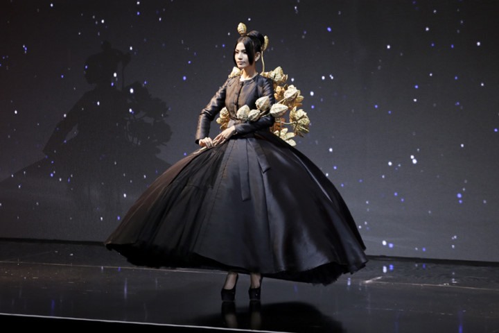 Đặc biệt, bộ trang phục vedette được thiết kế riêng cho Trương Thị May đã nói lên đầy đủ ý nghĩa và thông điệp của show diễn.