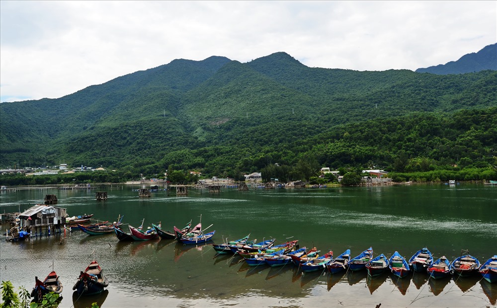 Làng chài Lăng Cô bình yên và thơ mộng ngay dưới chân đèo phía Bắc của Hải Vân quan.
