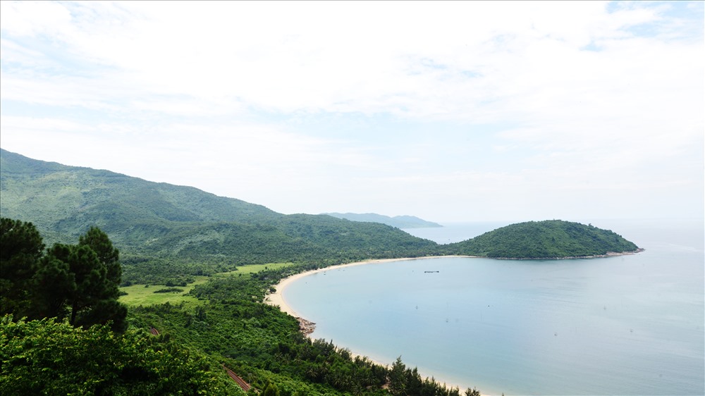 Từ trên lưng đèo phía Nam Hải Vân du khách có thể nhìn thấy mỏm núi lớn có hình một con rùa khổng lồ đang vươn mình bơi ra phía biển.
