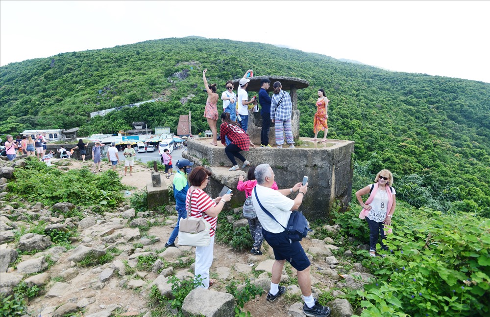 Du khách nước ngoài thưởng ngoạn cảnh đẹp Hải Vân từ đỉnh lô cốt trên đỉnh đèo Hải Vân.

