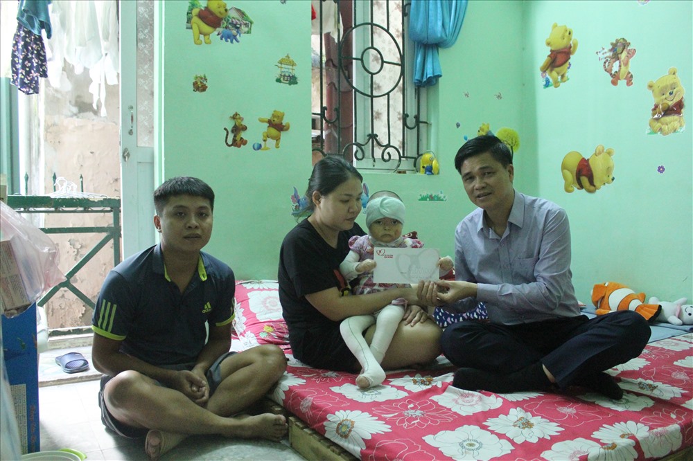 Ông Ngọ Duy Hiểu thay mặt Quỹ Tấm lòng Vàng trao tiền hỗ trợ gia đình bé Lê An Khanh.