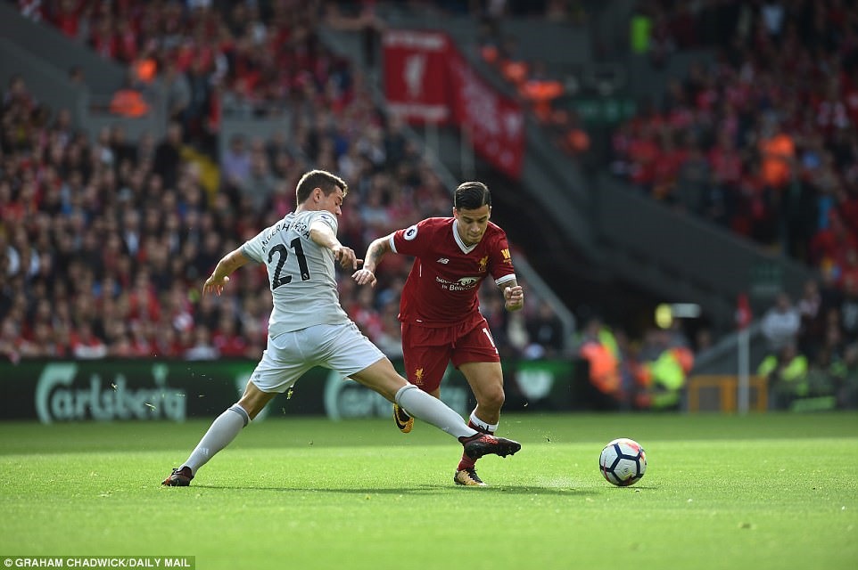 Coutinho (áo đỏ) và đồng đội đã không thể giữ lại 3 điểm trên sân nhà. Ảnh: Daily Mail.
