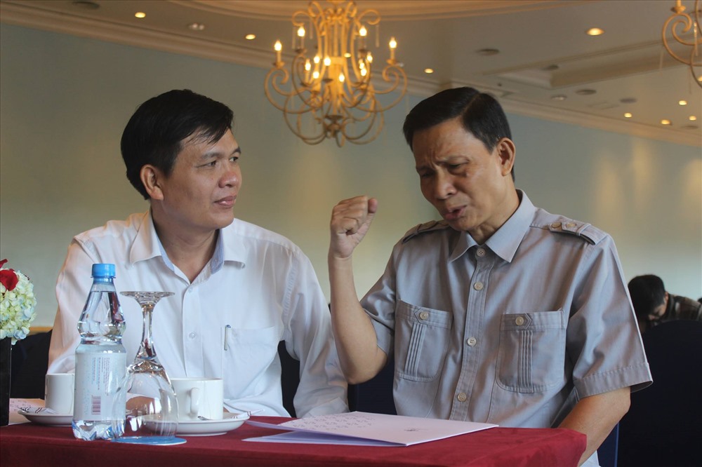 Ông Nguyễn Minh Mẫn trò chuyện với khách mời trước khi diễn ra họp báo. Ảnh: Lê Hoa