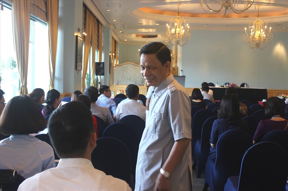Ông Nguyễn Minh Mẫn vui vẻ trò chuyện với phóng viên trước giờ họp báo. Ảnh: Lê Hoa