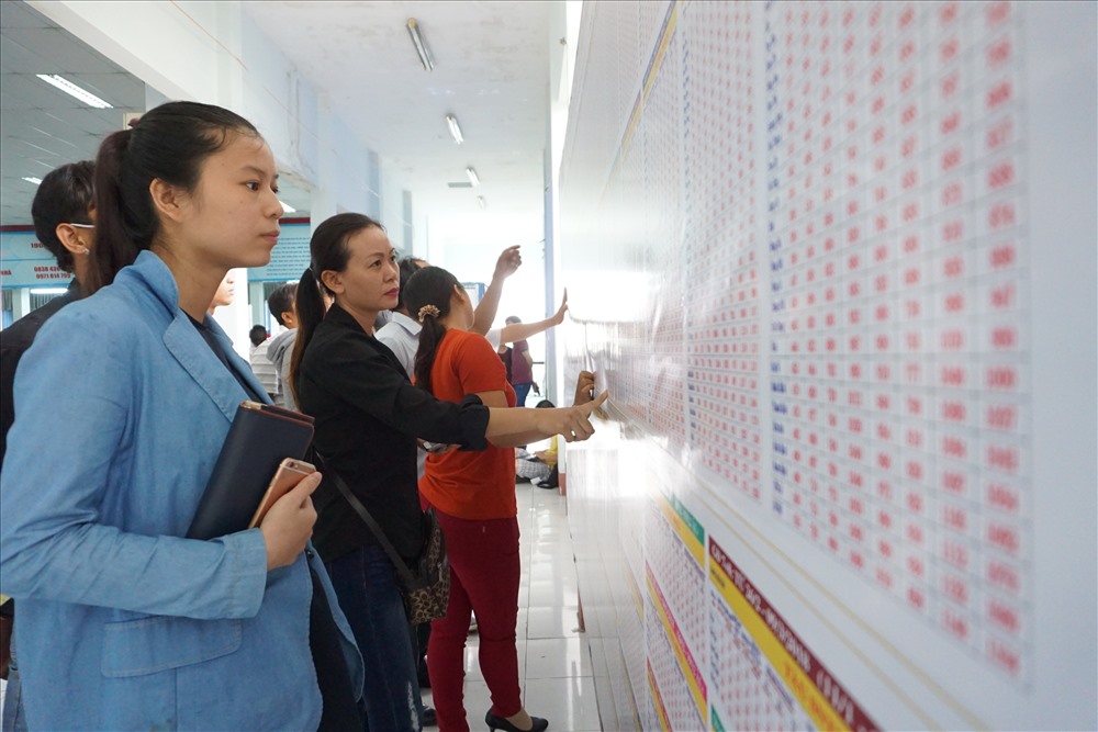 Hành khách xem thông tin giá vé và giờ tàu chạy ở ga Sài Gòn. Ảnh: MINH QUÂN