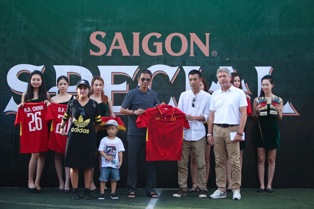 HLV Hoàng Anh Tuấn trao những chiếc áo đấu có chữ ký của các tuyển thủ U20 cho ông bầu Dương Duy bán đấu giá ủng hộ đồng bào lũ lụt.