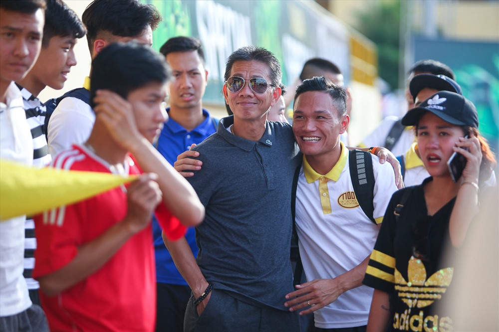 HLV Hoàng Anh Tuấn và cựu tuyển thủ Quang Hùng (bây giờ là HLV FC Moon) gặp lại với những nụ cười rạng rỡ trên sân phủi. 