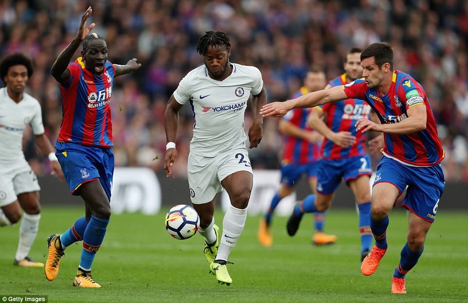 Michy Batshuayi (áo trắng) thi đấu mờ nhạt trong trận gặp Crystal Palace. Ảnh: Getty Images.