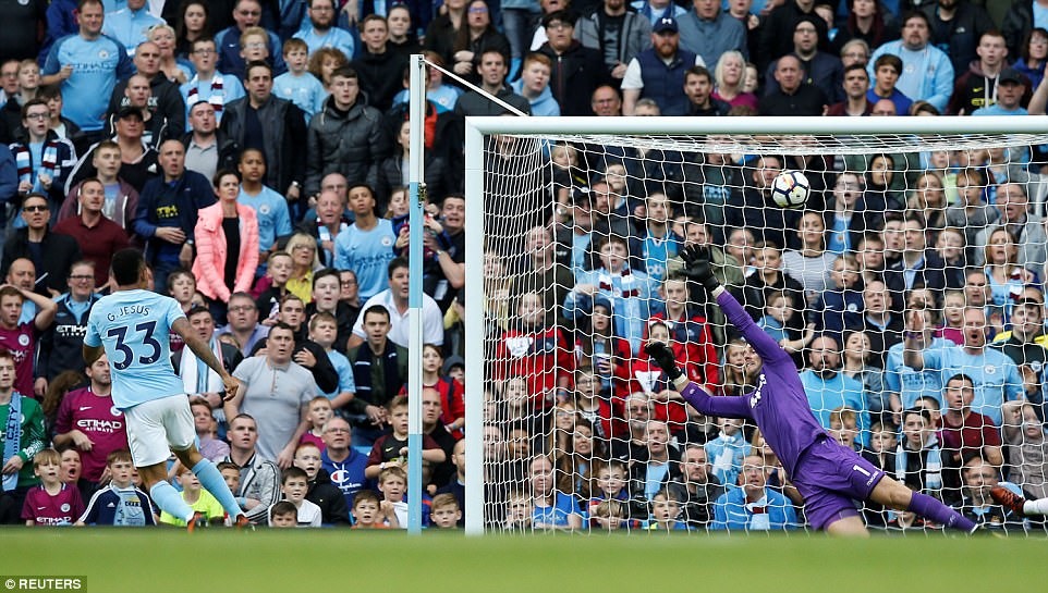 Một pha lập công của Gabriel Jesus trong trận gặp Stoke City. Ảnh: Reuters.