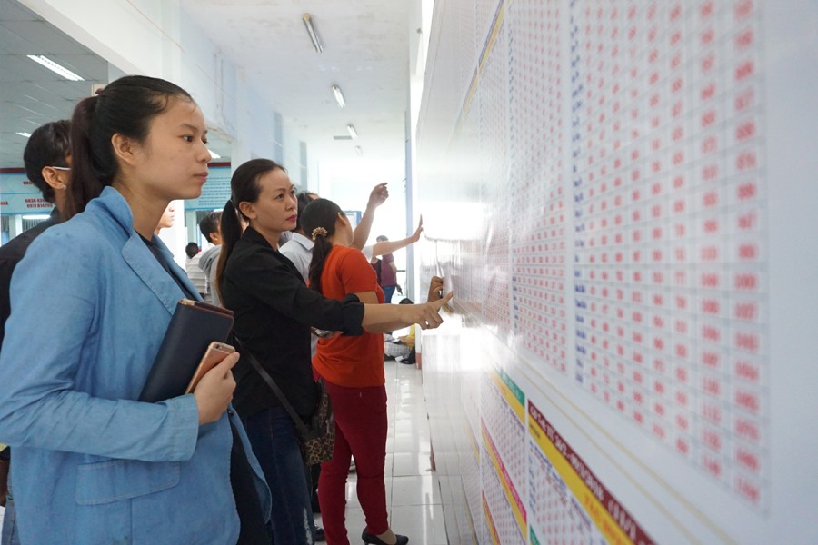Hành khách xem thông tin giá vé và giờ tàu chạy ở ga Sài Gòn.