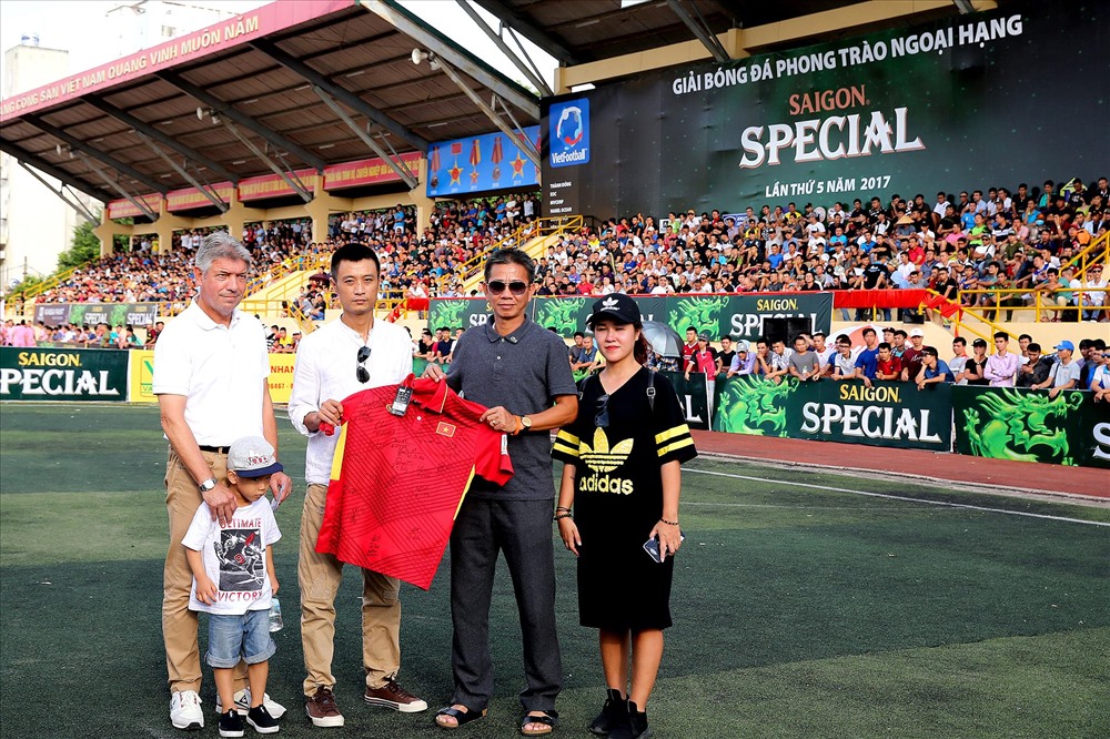 HLV Hoàng Anh Tuấn và GĐKT Gede trao chiếc áo đấu có chữ ký của U20 Việt Nam dự World Cup U20 cho đại diện FC Moon để bán đấu giá ủng hộ đồng bào lũ lụt. Ảnh: H.Đ