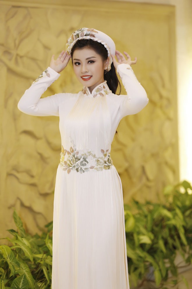 Nguyễn Thu Hằng càng được khen ngợi về phong cách thời trang và trình diễn.