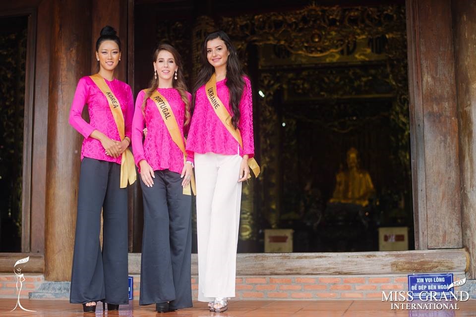Trong khuôn khổ cuộc thi “Miss Grand International 2017”, 18 người đẹp được ban tổ chức đưa đến thăm chùa Hộ Quốc thuộc địa bàn Phú Quốc, Kiên Giang.