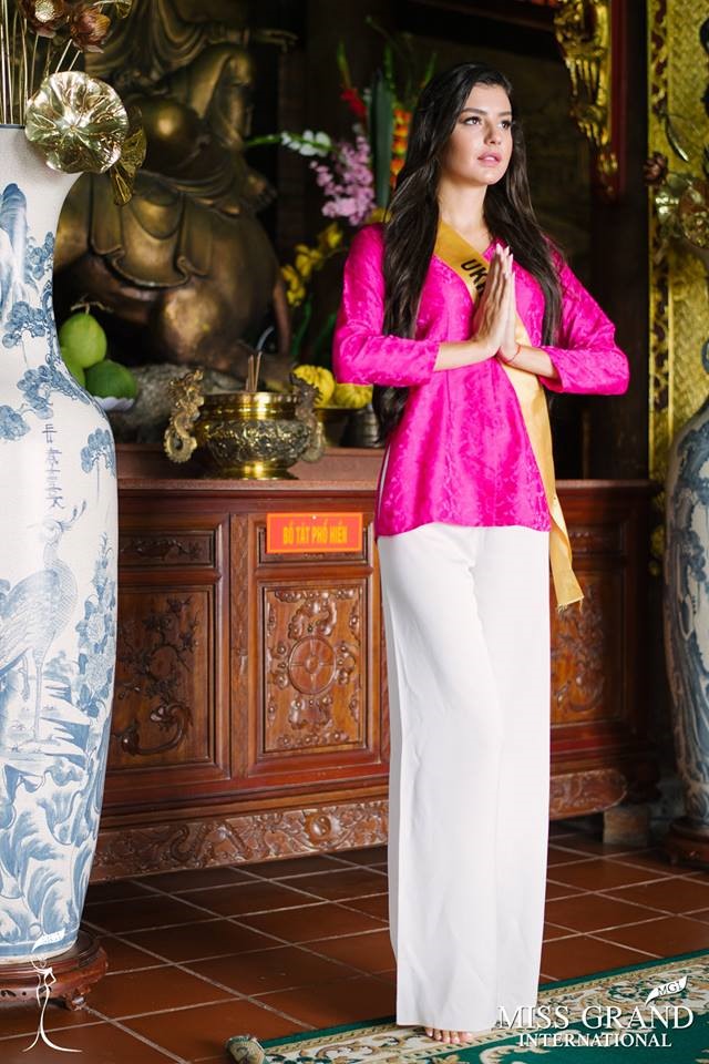 Lần đầu mặc áo bà ba Việt Nam, một số người đẹp tỏ ra lúng túng trong cách đi đứng, tạo dáng, tuy nhiên sau đó đã nhanh chóng lấy lại sự tự tin nhờ cách chỉ dẫn của nhà thiết kế Việt.
