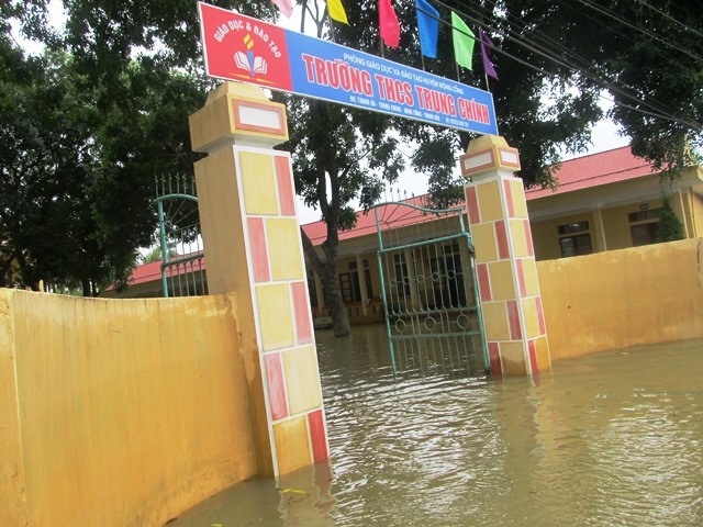 Nhiều trường vẫn ngập sâu trong nước. (Ảnh: HT)