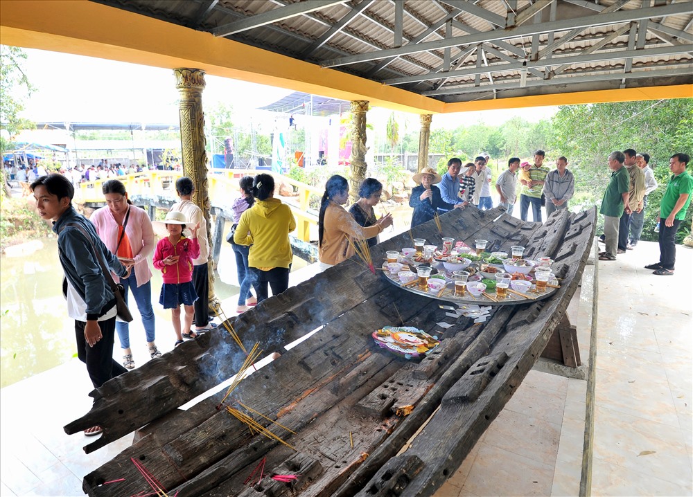 Lễ cúng trên ghe chở lương thực của nghĩa quân Ông Nguyễn được trưng bày trong khu vực Đình mới hoàn thành.