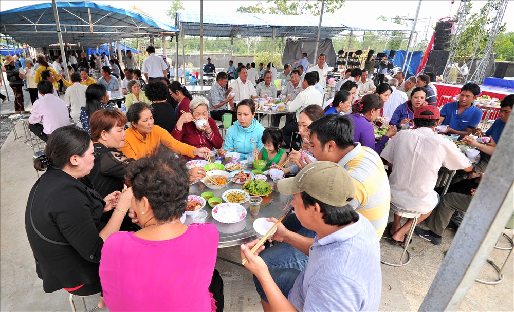 Đông đảo người dân đã ăn uống vui vẻ sau nghi thức truyền thống.