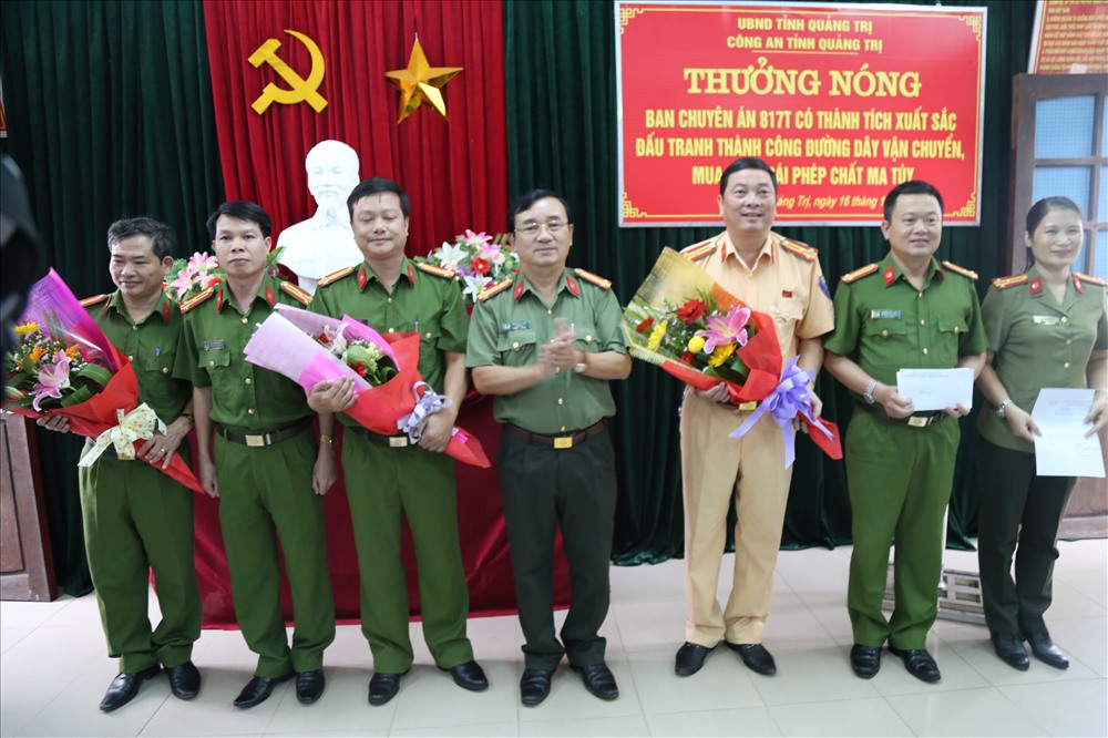 Ông Mai Thức (áo trắng) - PCT Thường trực UBND tỉnh Quảng Trị trao thưởng cho chuyên án. Ảnh: Thành Nam - CA Quảng Trị.
