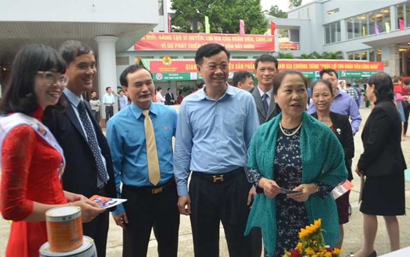 Phó Chủ tịch Tổng LĐLĐVN Nguyễn Thị Thu Hồng (phải) thăm các gian hàng giảm giá cho công đoàn viên. Ảnh: DT