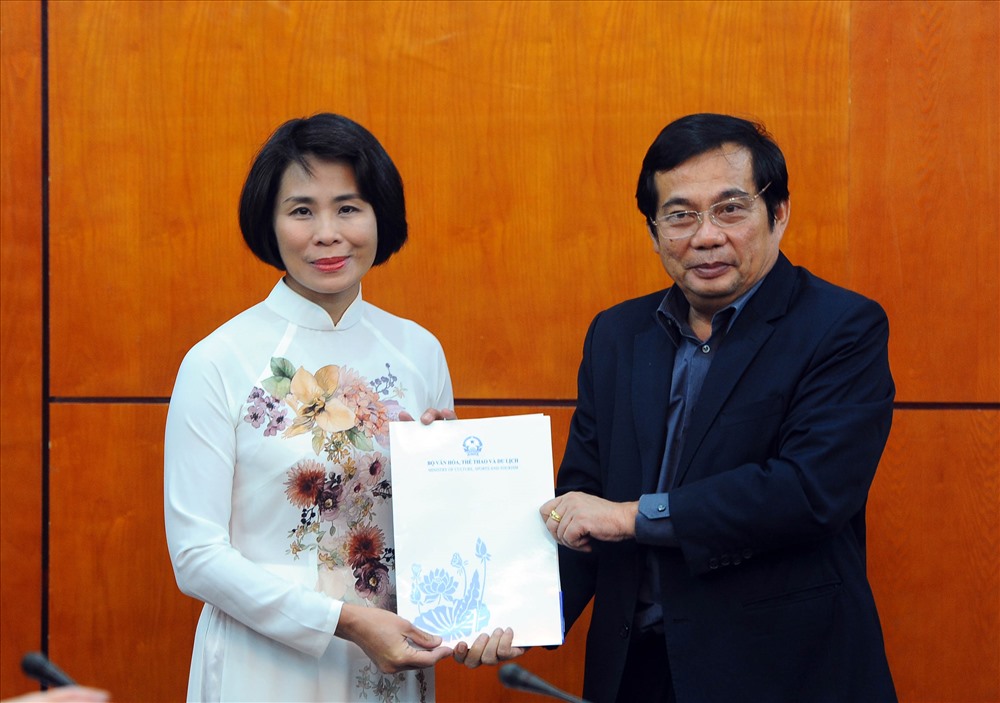 Bà Lê Thị Hoàng Yến nhận quyết định làm Phó Tổng cục trưởng Tổng cục TDTT cuối năm 2016. Ảnh: Văn Duy