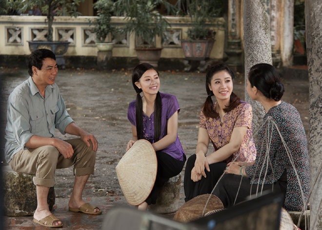 MV được đạo diễn bởi nữ đạo diễn Việt Hương, với bối cảnh quay là các vùng quê ở Đồng Bằng Bắc Bộ mang đậm màu sắc dân gian, cổ kính và vô cùng thân thuộc đối với mỗi người. Ảnh: Đăng Hoàng - Hoà Nguyễn