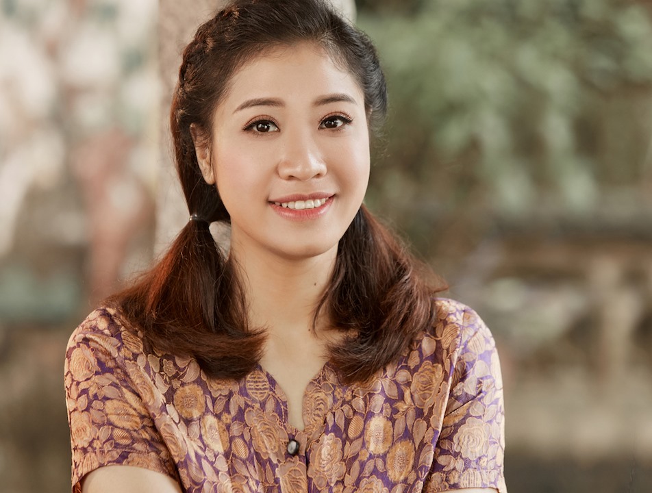 Sao mai Bích Hồng đã từng đoạt giải Ba dòng dân gian Sao mai 2011, hiện cô là giảng viên thanh nhạc Học viện âm nhạc Quốc gia, cô cũng chính là giáo viên tại nhạc viện của em gái, “công chúa sao mai” Thu Hằng.