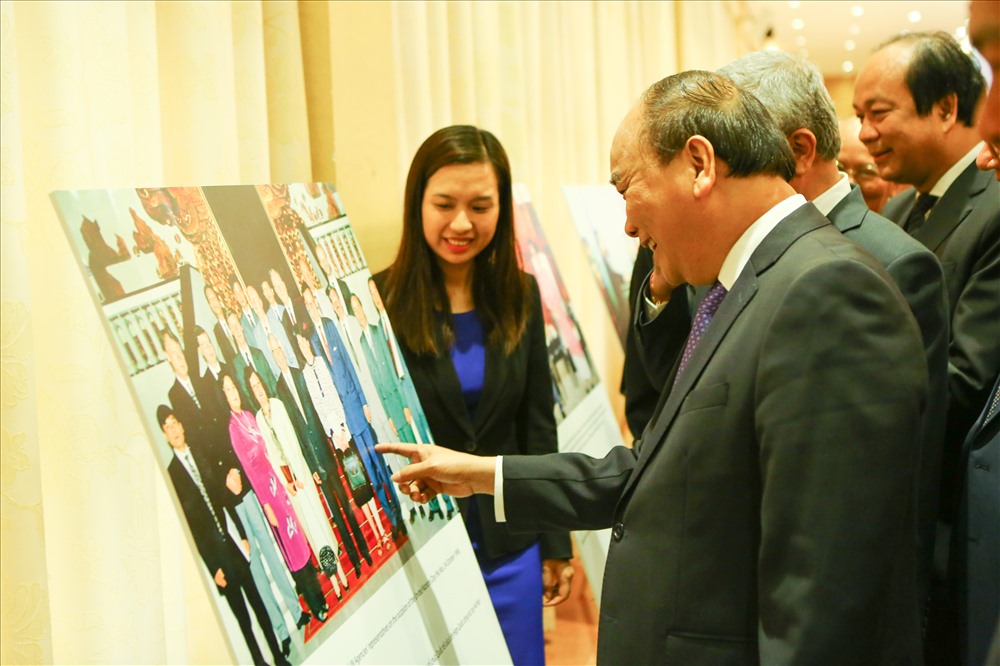Thủ tướng xem một số hình ảnh trong triển lãm. Ảnh: Sơn Tùng