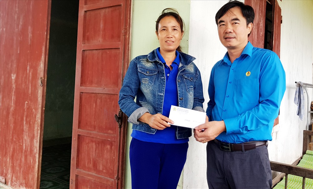 Chị Nguyễn Thị Thanh cảm động khi nhận được sự hỗ trợ của Quỹ Tấm lòng vàng Lao Động. Ảnh: Lê Phi Long
