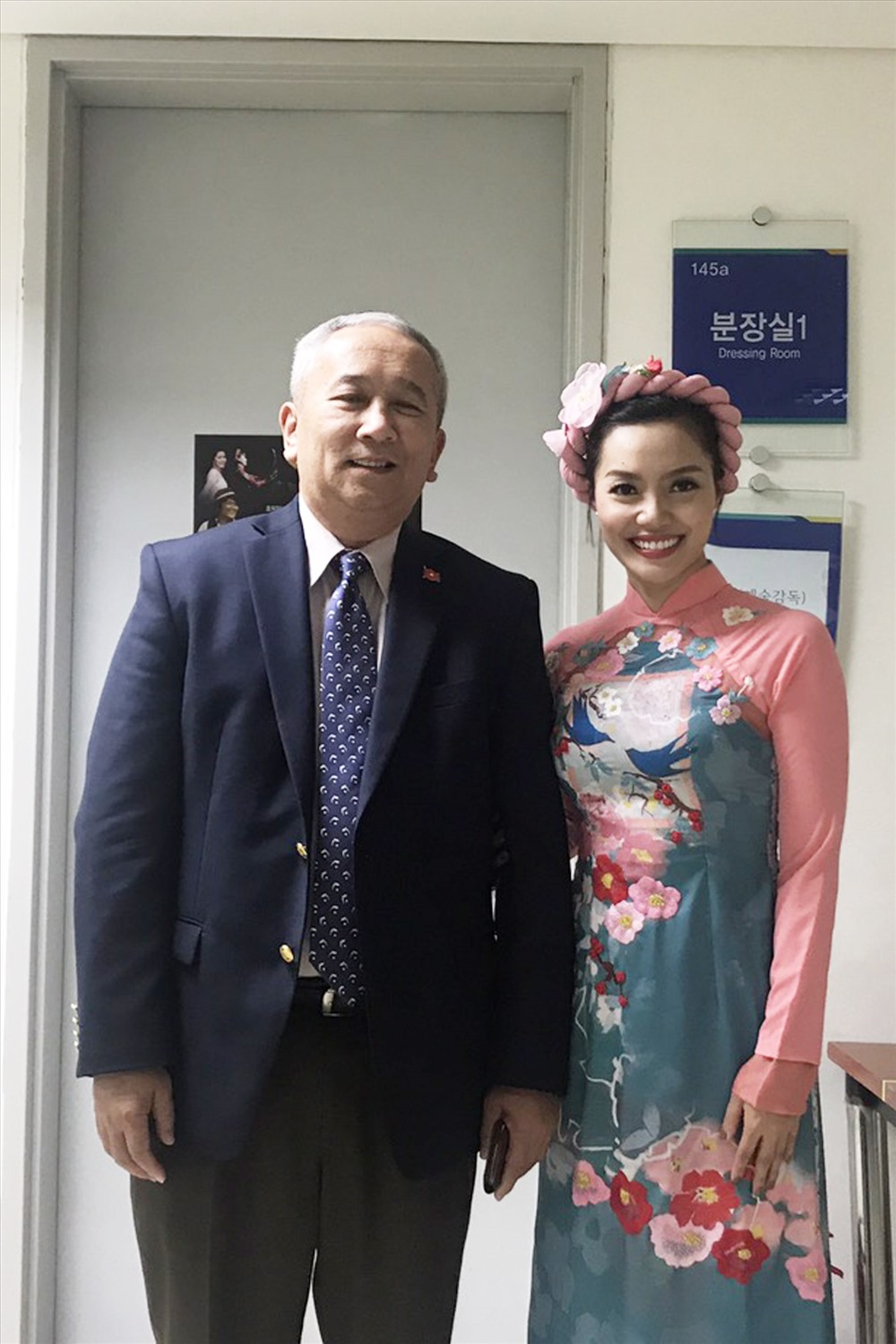 Nữ ca sĩ hạnh phúc chụp hình cùng đại sứ Việt Nam tại Hàn Quốc Nguyễn Vũ Tú sau buổi biểu diễn đầy ấn tượng. 