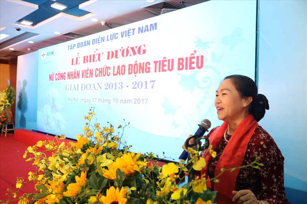 Phó Chủ tịch Tổng LĐLĐVN Nguyễn Thị Thu Hồng chúc mừng những nữ CNVCLĐ tiêu biểu ngành điện. Ảnh: N.L