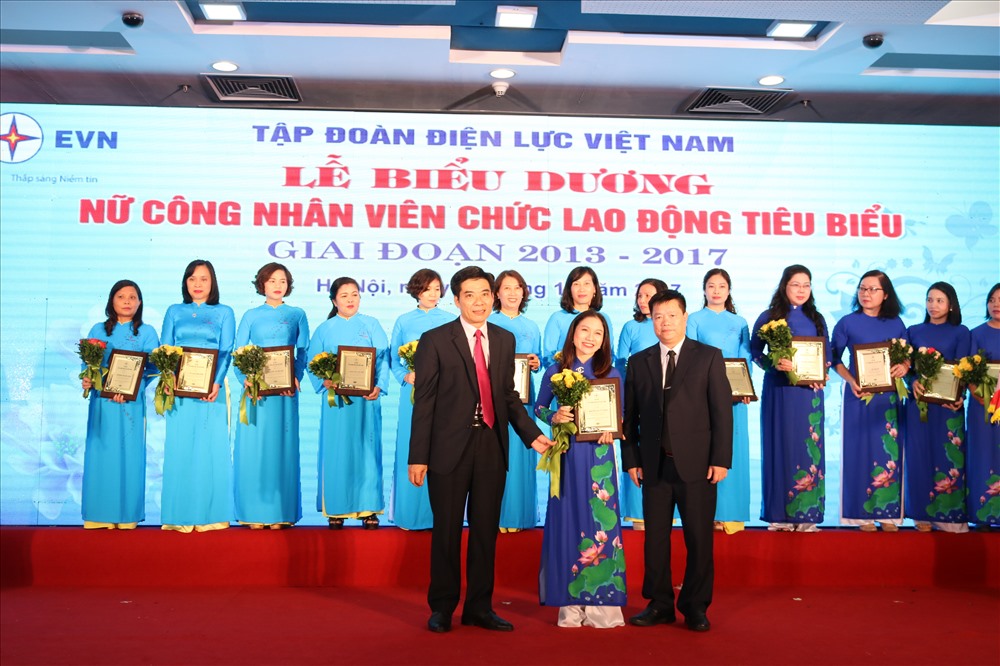 Chủ tịch Công đoàn ĐLVN Khuất Quang Mậu (phải ảnh) và lãnh đạo Tập đoàn EVN tặng hoa và biểu trưng cho các nữ CNVCLĐ tiêu biểu. Ảnh: N.L