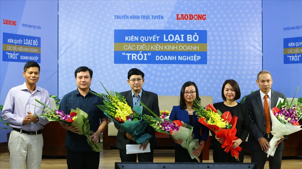 Tổng Biên tập Báo Lao Động Nguyễn Ngọc Hiển tặng hoa cho các khách mời của chương trình. Ảnh: Sơn Tùng.