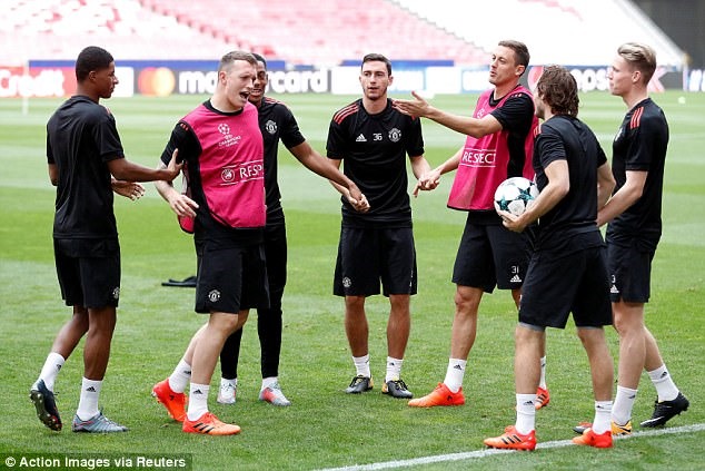 Các cầu thủ Man United tập luyện trước trận đấu với Benfica. Ảnh: Reuters.