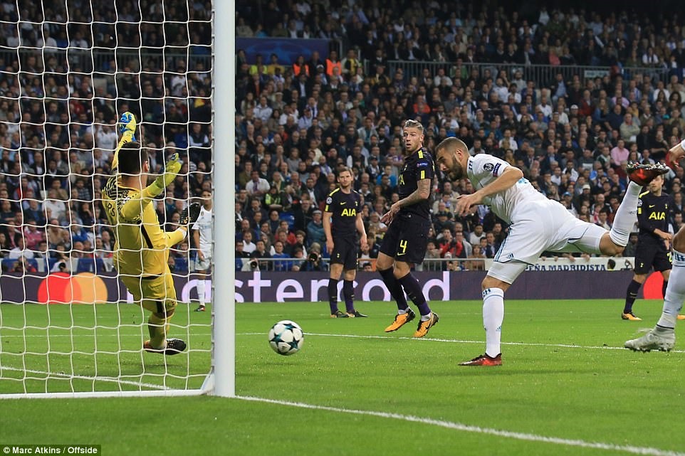 Benzema suýt đánh đầu thành bàn ở phút 54.
